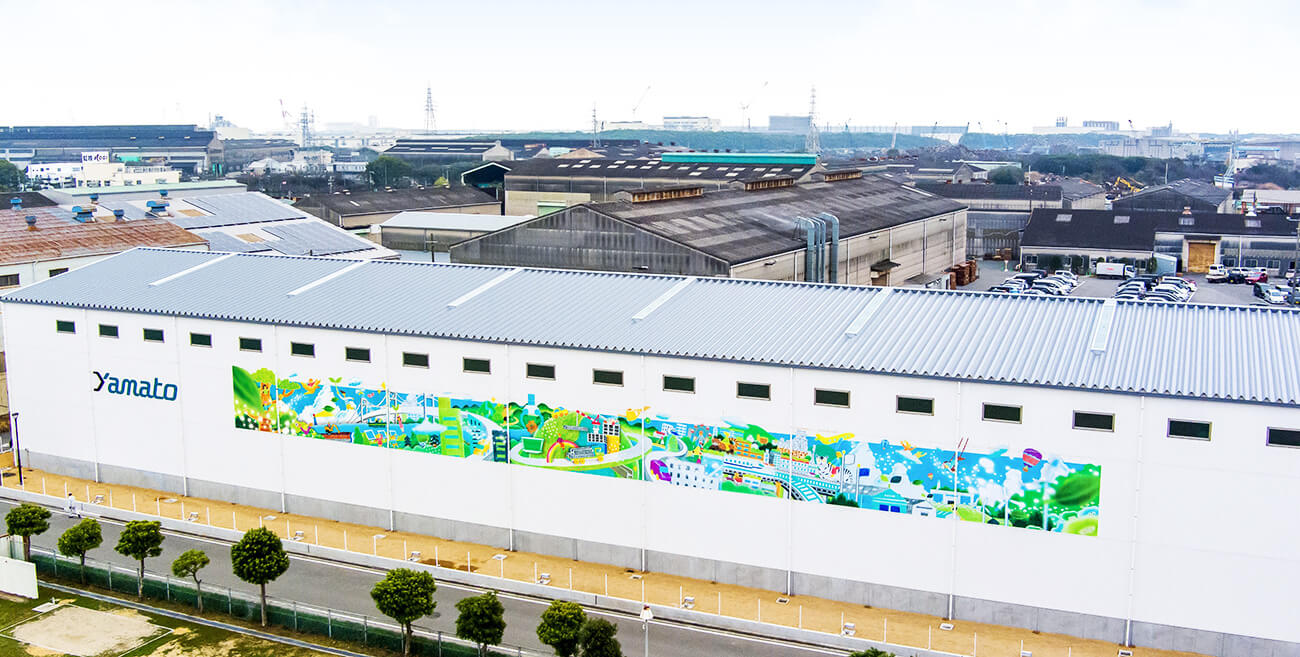 大和工業 巨大ウォールアート/サーキュラーエコノミー 工場壁面イラスト 地球・環境・洋上風力発電・再生可能エネルギー・脱炭素・カーボンニュートラル